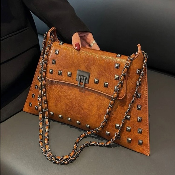 Studded flap chain shoulder bag - Picture 6 of 11